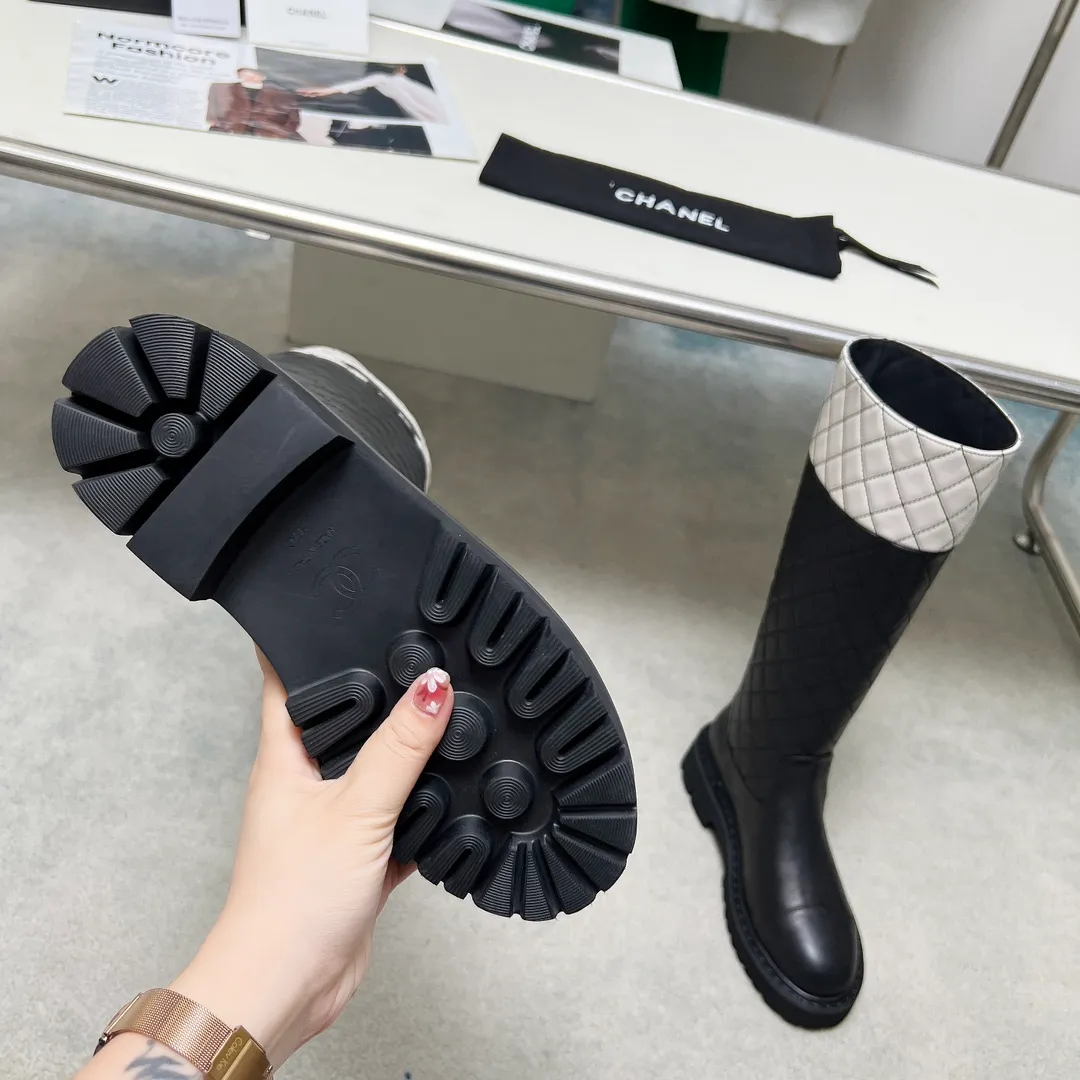 👟👟Ex-factory price 940👟👟 High version of Chanel CHANEL, 🌞🌞🌞Xiaoxiang 2024b autumn and winter counter’s latest short boots, a must-have item for this autumn and winter! ! Ms. Chanel loves simple yet irresistible combinations to show her unique style. Mix and match freely to shine⚡Follow Grandma’s fashion steps! ! ! The top-notch craftsmanship and texture are perfectly presented. No matter any details, you can compare them with the counters. The best quality products can be entered and exited from the counters at will! ! ❶Fabric: Imported cowhide➕Patent leather➕Electric embroidered rhombus ❷Inner lining: Imported sheepskin➕cowhide ❸Foot pads: Imported cowhide lining ❹Outsole: Original molded sole ❺Heel height: 5cm ❻Boot shaft height: 14.5 inches ❼Number: 35-40 (40 and 41 are customized and non-refundable)